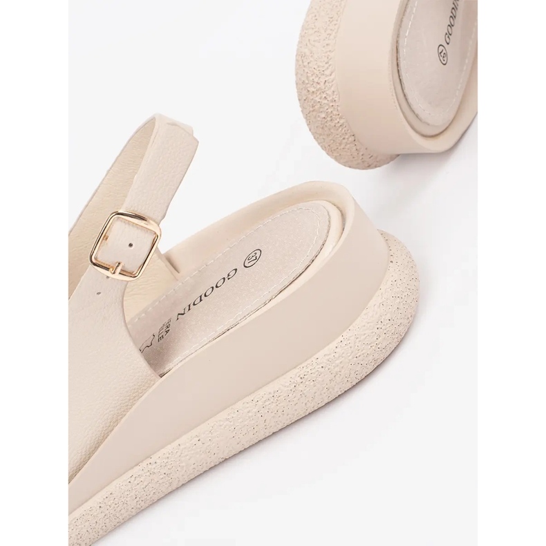 Goodin Beige platta sandaler med en prydnad 1
