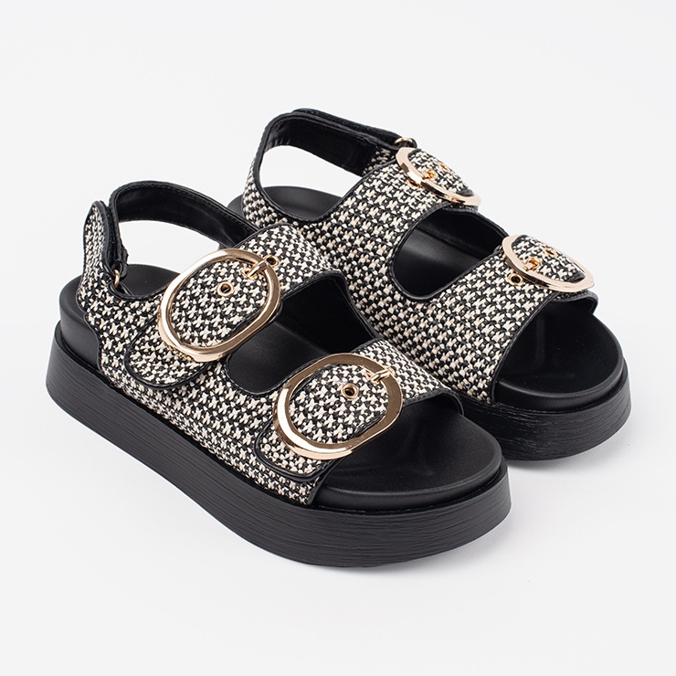 Goodin Sandaler på en svartvit plattform 1