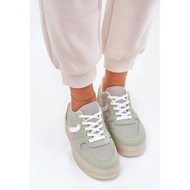 Låga kvinnors sneakers på den gröna plattformen 7