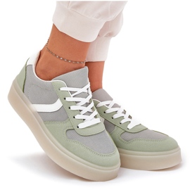 Låga kvinnors sneakers på den gröna plattformen 9