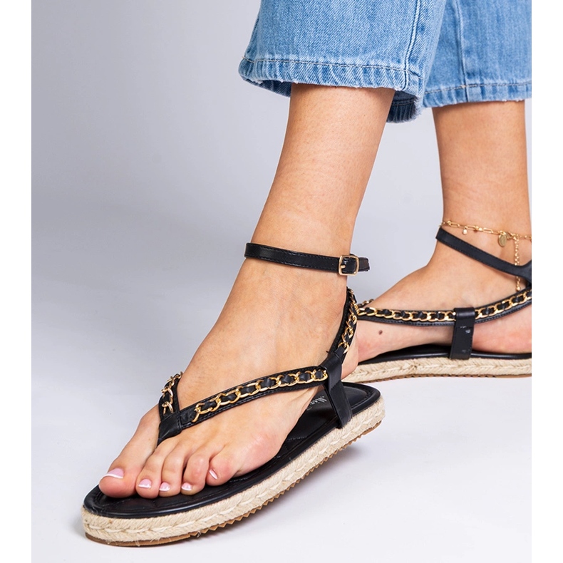 Svarta sandaler dekorerade med en kedja 1