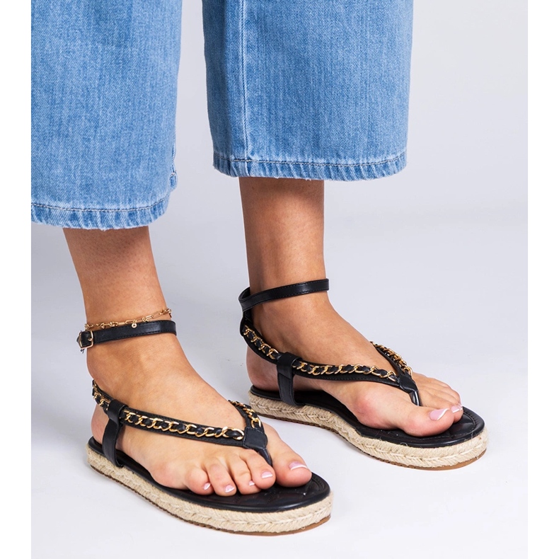 Svarta sandaler dekorerade med en kedja 2