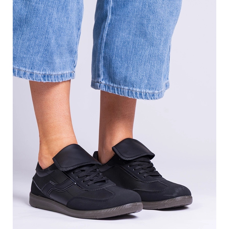 Svart låg snörda sneakers 1