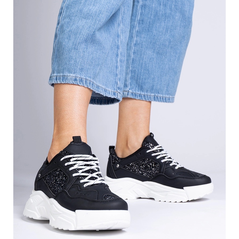 Svarta kvinnors sneakers med glitterinsatser 1
