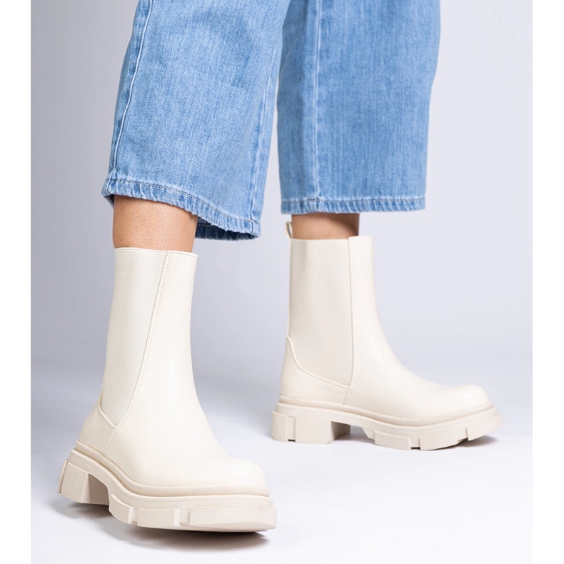Beige stövlar med flexibel ovandel 1