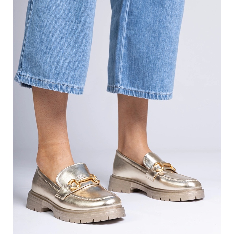 Gyllene eleganta mockasiner med dekoration 1