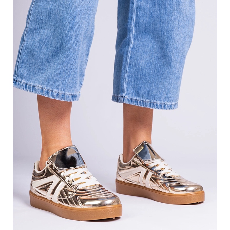 Gyllene sneakers lackerade sneakers 1