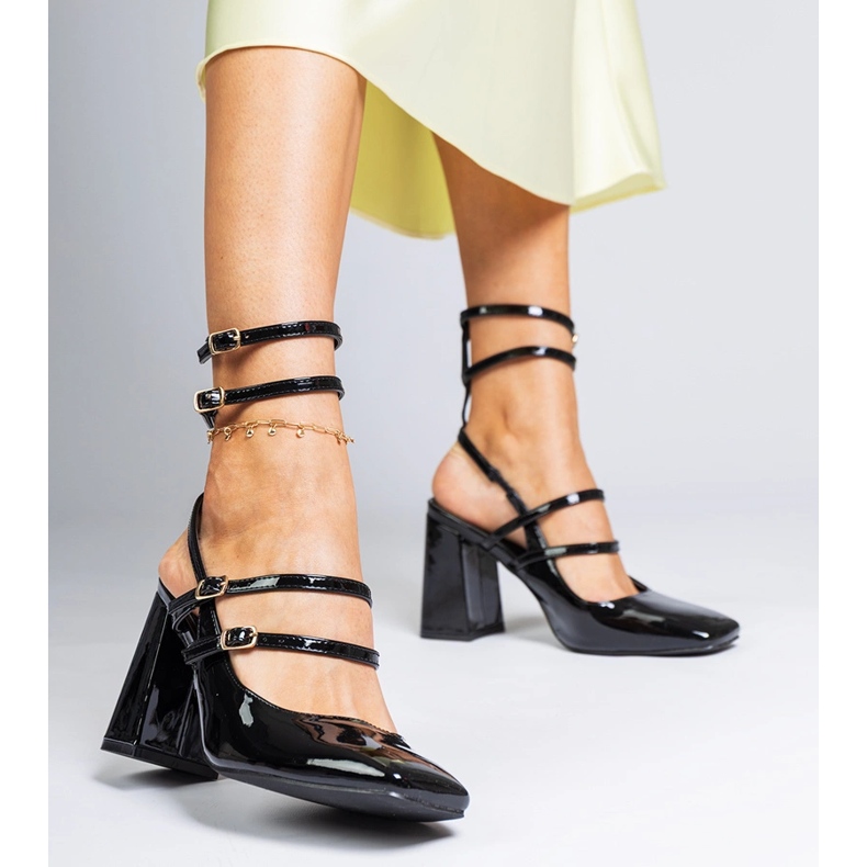 Svarta sandaler lackade på posten 1