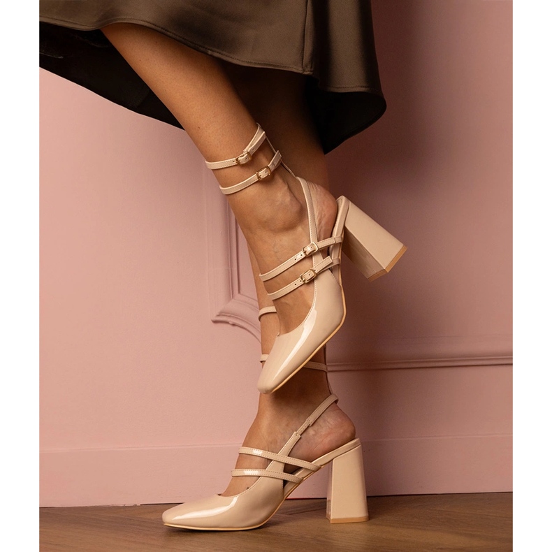 Beigelackade pumps med hög klack 1