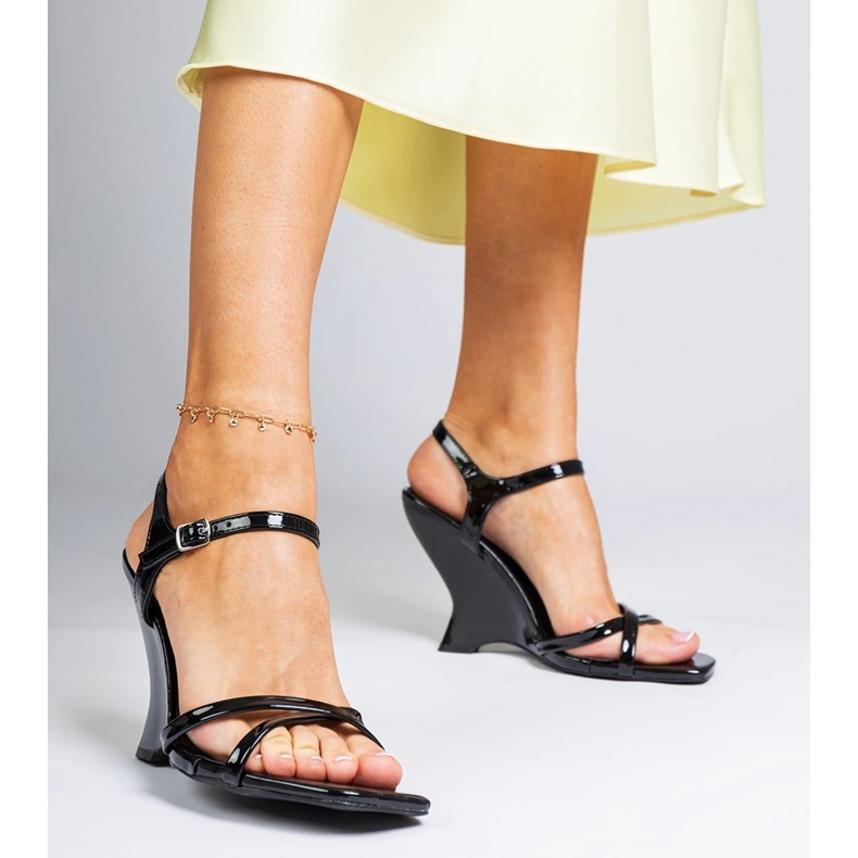 Svart lackerade kvinnokilsandaler 1