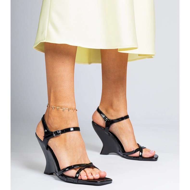 Svart lackerade kvinnokilsandaler 2