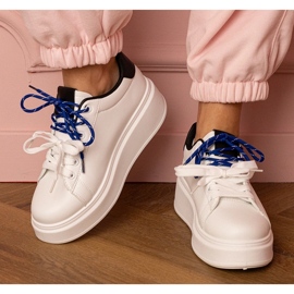 Vita sportsneakers på plattformen 1