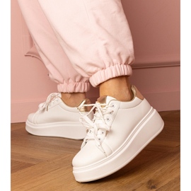 Vita och guldsportsneakers på plattformen 2