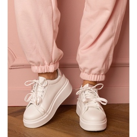 Vita och silversportsneakers på plattformen 1