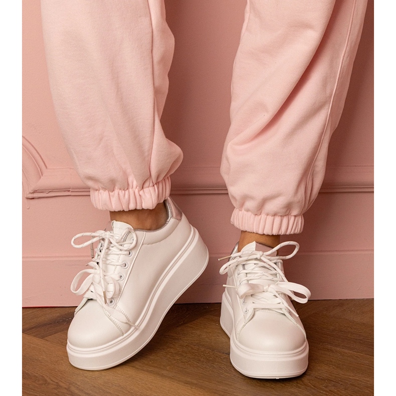 Vita och silversportsneakers på plattformen 1