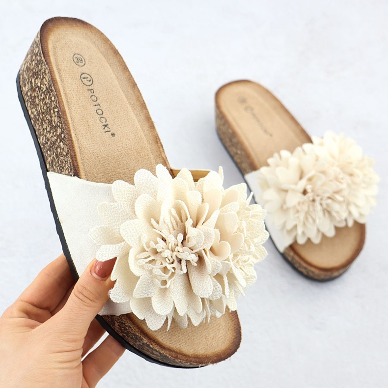 Kvinnors flip -flops på kilar Beige Flowers från Potocki GN17300 1