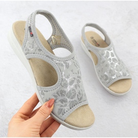 Kvinnors sandaler på ett utslag flexibel med blommor grå unisoft 7196 1