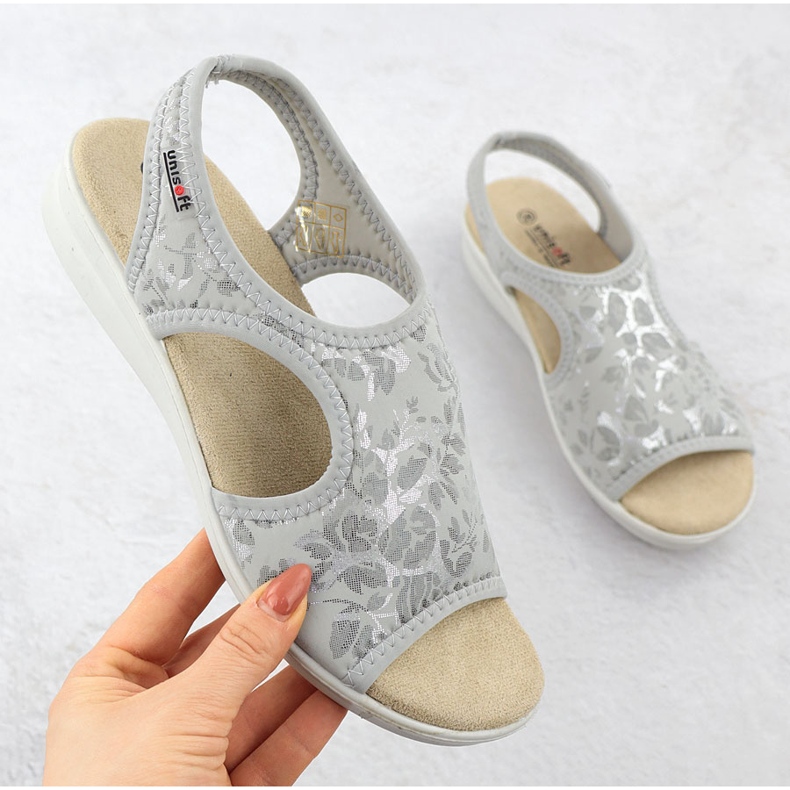 Kvinnors sandaler på ett utslag flexibel med blommor grå unisoft 7196 1
