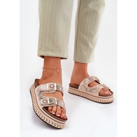 Talltor med dekoration och spännen på guldplattformen gyllene 2