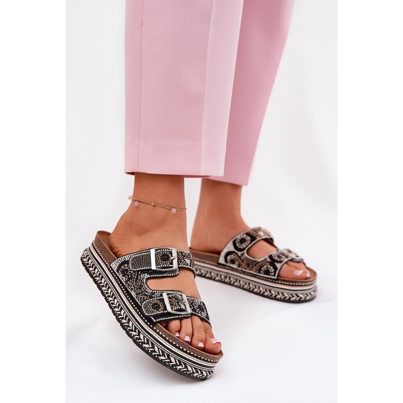 Talltor med dekoration och spännen på den svarta plattformen 2