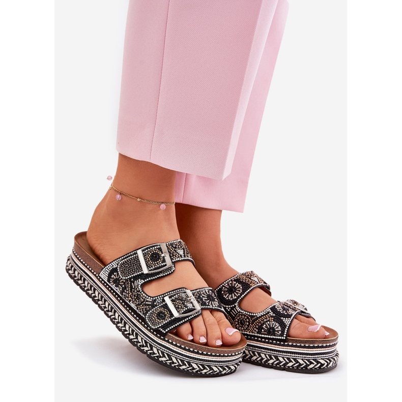 Talltor med dekoration och spännen på den svarta plattformen 1