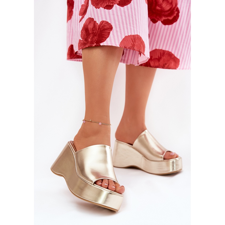 Eco Leather kvinnors tofflor på plattformen och guldkilarna gyllene 2