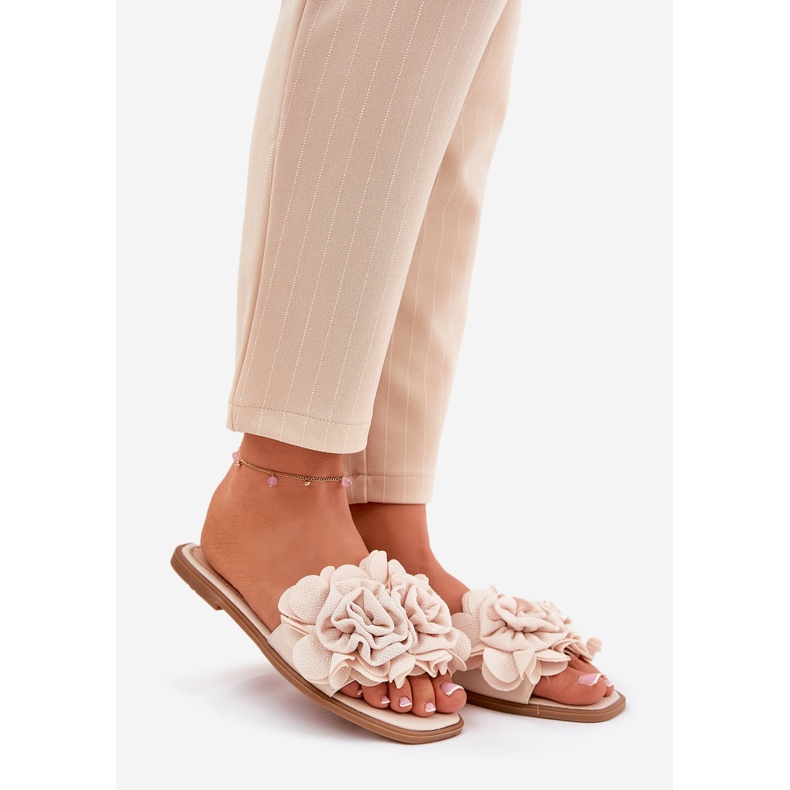 Flat -hanterade kvinnors flip flops med dekorativa blommor beige 1