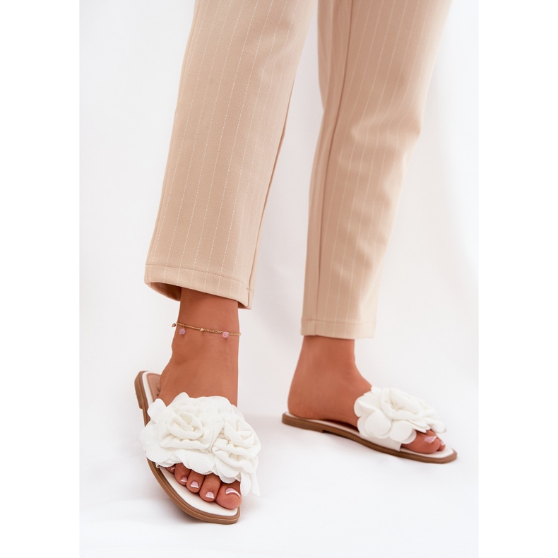 Flat -hanterade kvinnors flip flops med dekorativa blommor vita 2