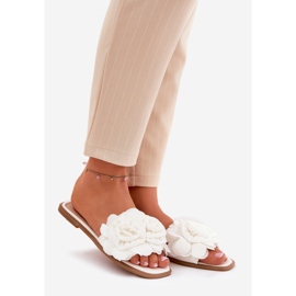 Flat -hanterade kvinnors flip flops med dekorativa blommor vita 1