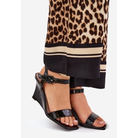 Målade kvinnorsandaler på kilar svart 1