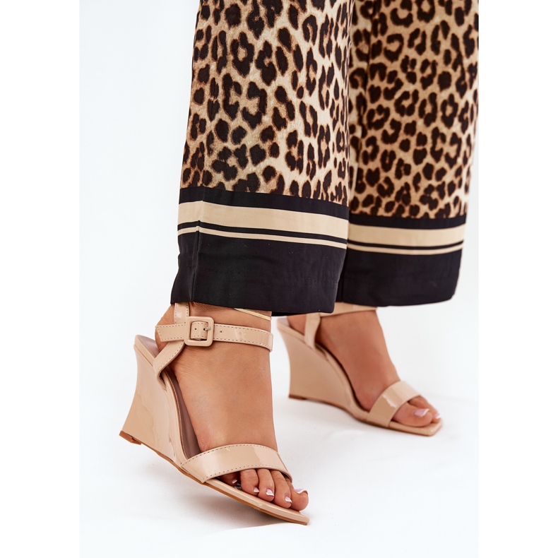 Målade kvinnasandaler för nakna kilar beige 2