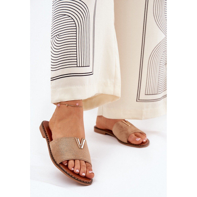 Flat -hanterade kvinnors flip flops med dekorativa kaki -detaljer beige 2