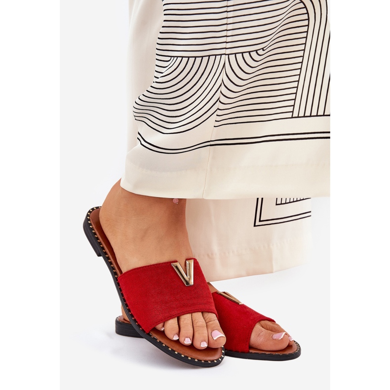 Flat -hanterade kvinnors flip flops med dekorativa röda detaljer 1