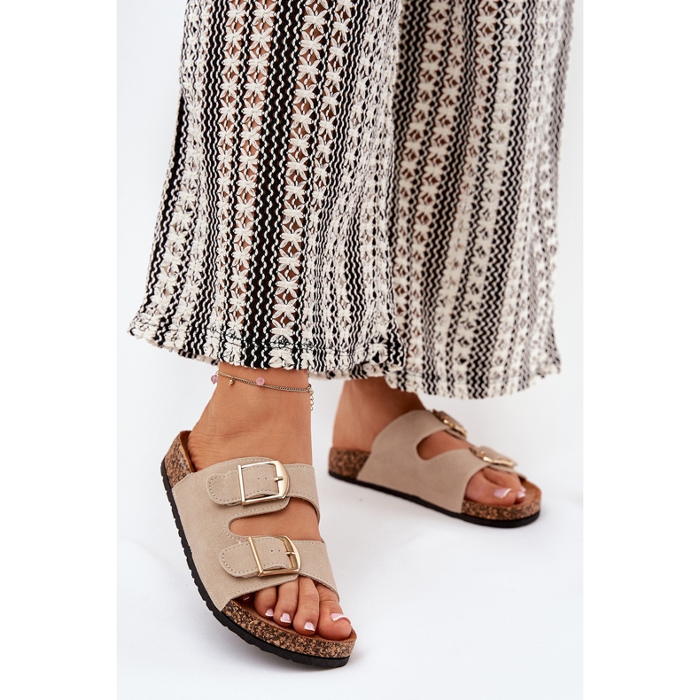 Kvinnors flip flops på en korkplattform med gyllene klämmor beige 2