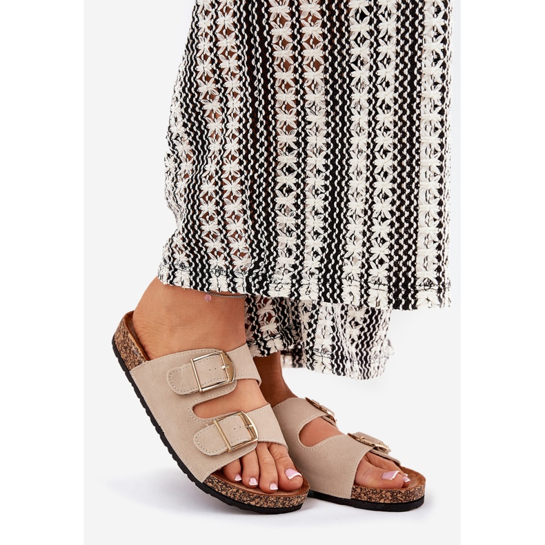 Kvinnors flip flops på en korkplattform med gyllene klämmor beige 1