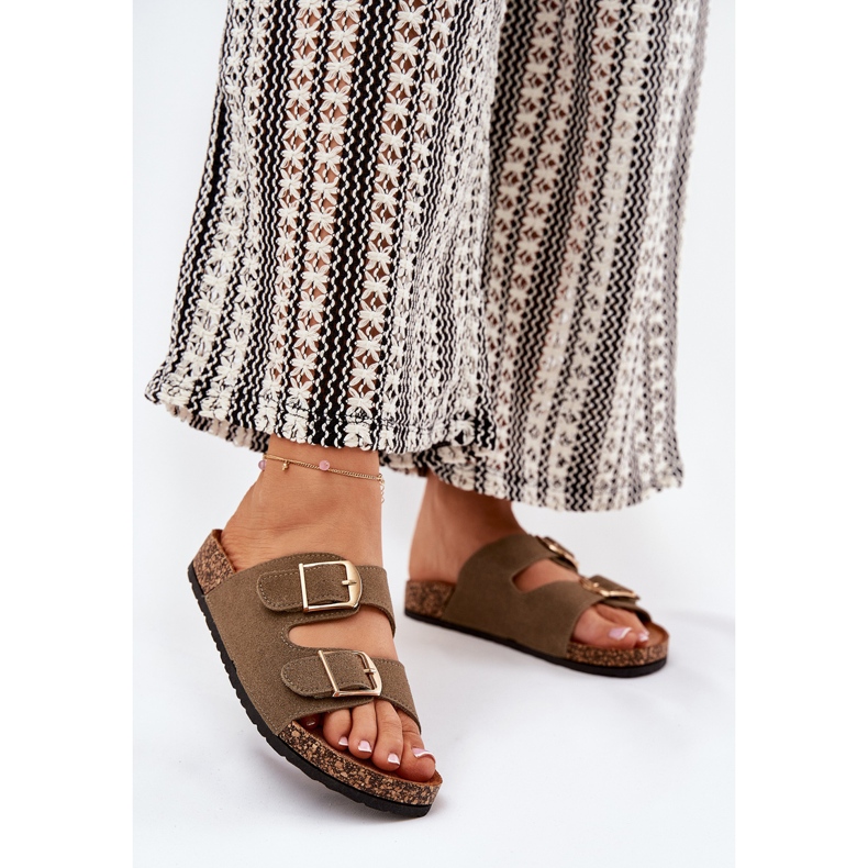 Kvinnors flip flops på en korkplattform med gyllene spännen gröna 2