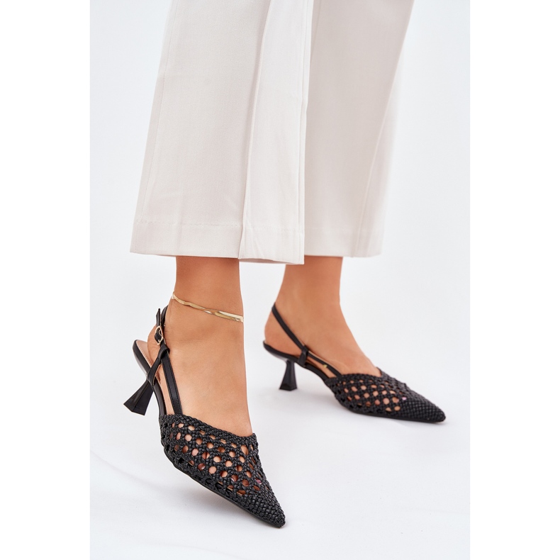 Höga klackar med en spetsig näsa och en svart klack 2