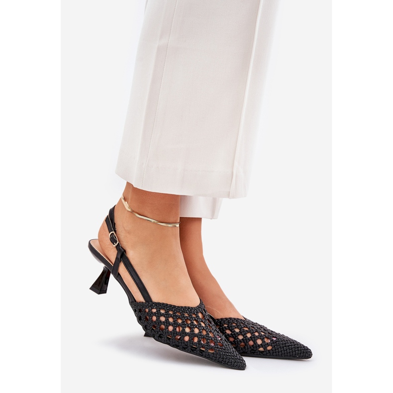 Höga klackar med en spetsig näsa och en svart klack 1