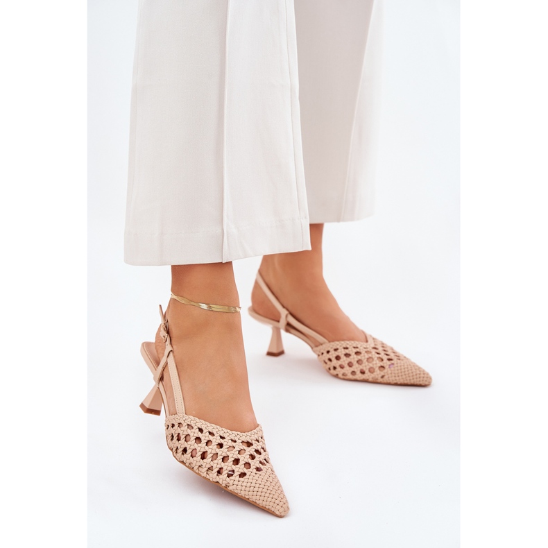 Hinques med en spetsig tå och en beigeed häl 2