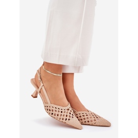 Hinques med en spetsig tå och en beigeed häl 1