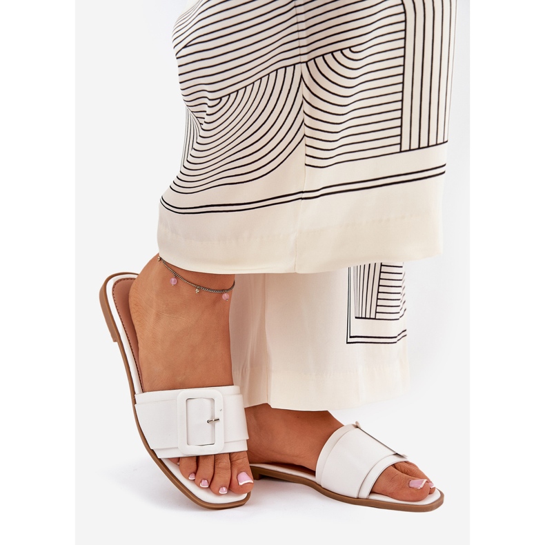 Platt Eco Leather kvinnors tofflor med ett vitt spänne 1