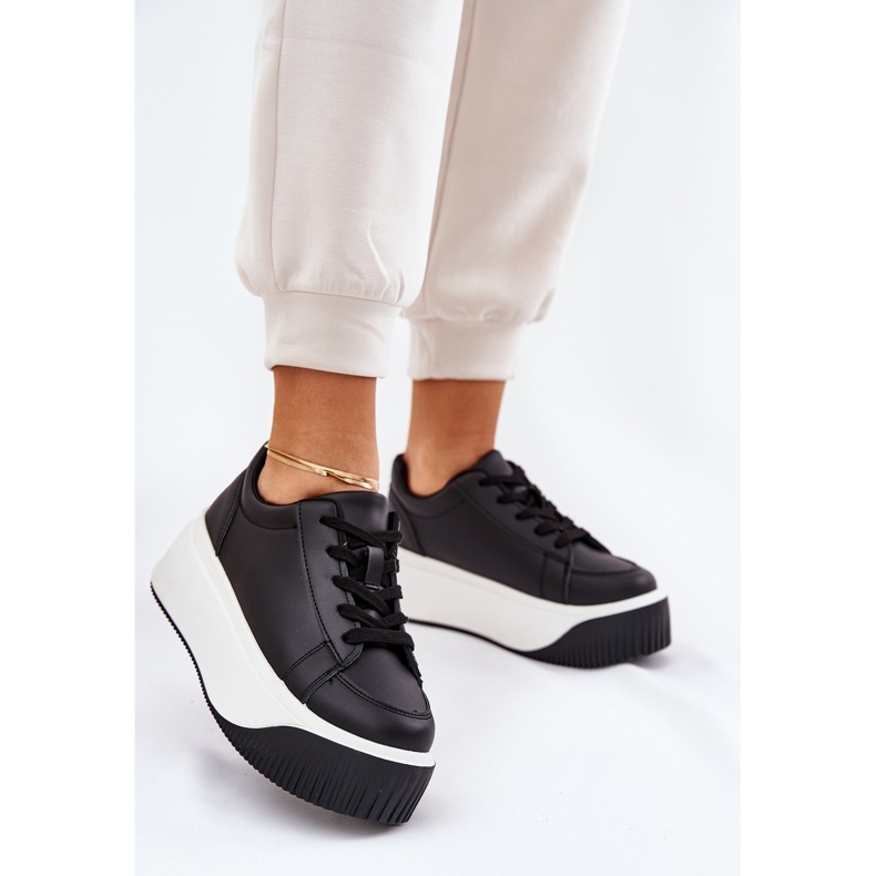 Sneakers på en massiv plattform slät svart 2