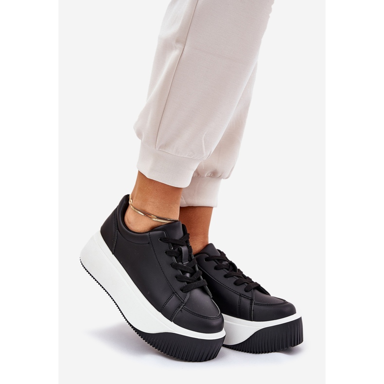 Sneakers på en massiv plattform slät svart 1