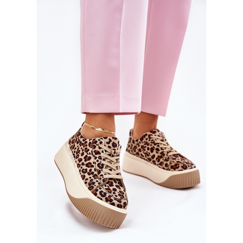 Sneakers på en massiv brun leopardplattform 2