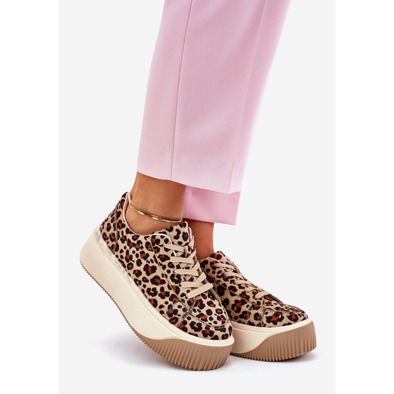 Sneakers på en massiv brun leopardplattform 1