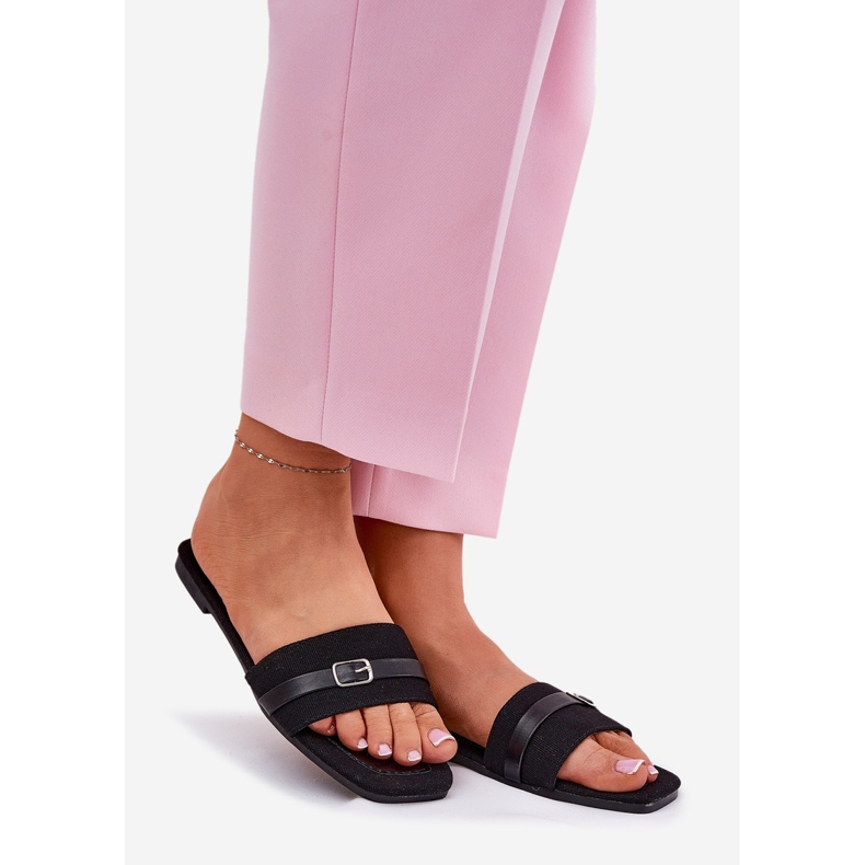 Platta kvinnors flip flops med bälte och spänne svart 1