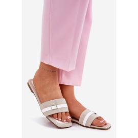 Platta kvinnors flip flops med beige-vitt bälte och spänne 1