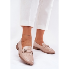 Målade kvinnors loafers med en dekorativ spänne beige 2