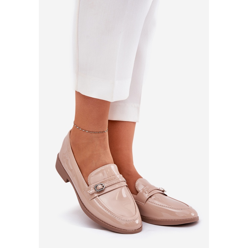 Målade kvinnors loafers med en dekorativ spänne beige 1