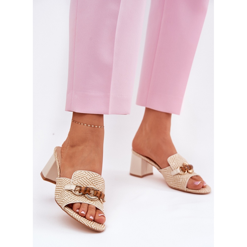 Kvinnors klackar med en beige dekoration 2